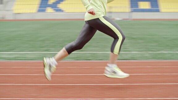女跑步运动员在跑道上进行慢速训练