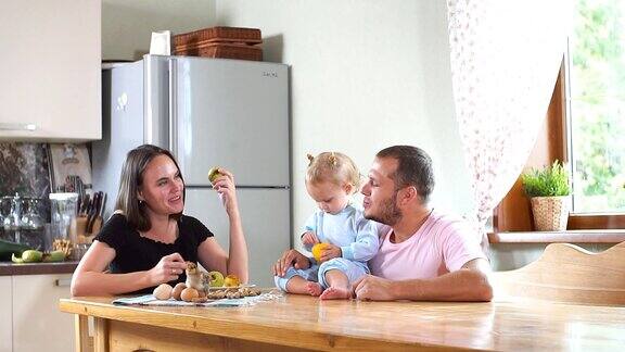 幸福的年轻家庭在厨房吃早餐有营养的饭