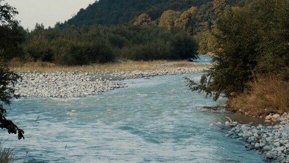 这条蓝色的河靠着绿色的小山向前流这条山河水流湍急