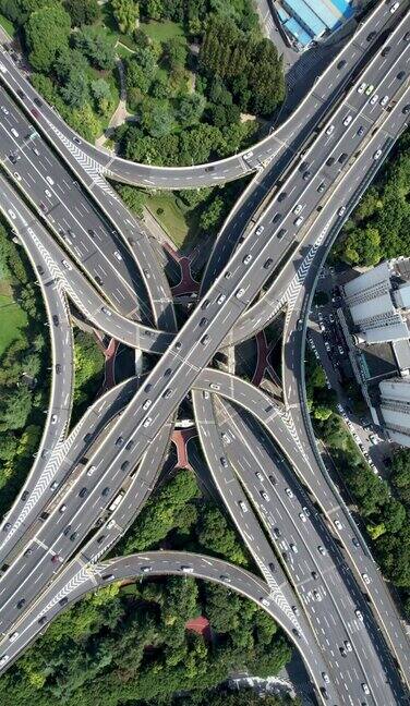 繁忙的道路交叉口