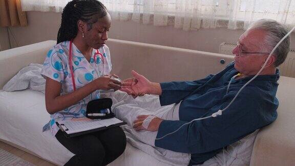 护士用血糖计检测老年病人的高血糖