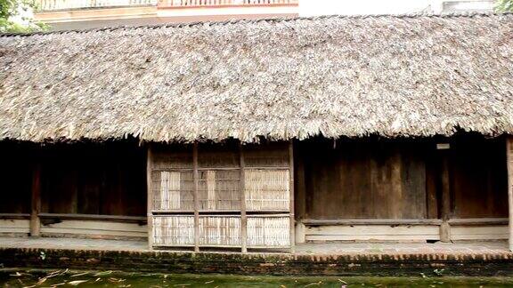 越南西北部的传统茅草屋顶房屋