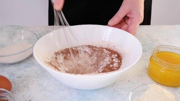 一步一步自制姜饼DIY用搅拌器将干燥的配料搅拌均匀步骤3