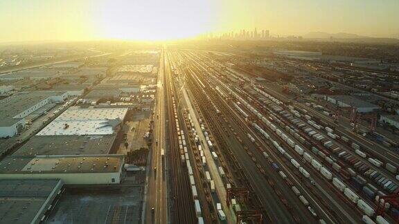 夕阳照耀在火车轨道在巨大的多式联运船厂在弗农加利福尼亚州