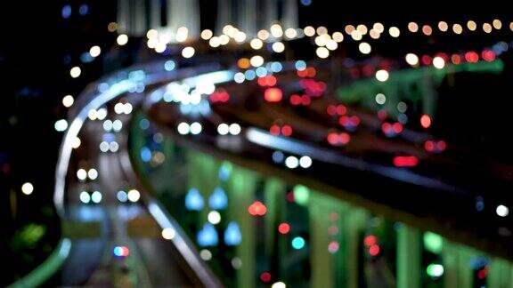 散焦的立交桥和城市交通在夜间