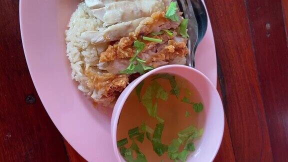 海南鸡饭配炸鸡或蒸鸡饭配汤-亚洲风味泰国美食