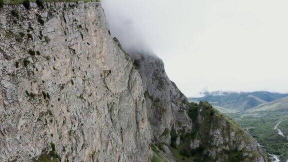 落基的山坡长满了绿色植物近距离的山谷与河流