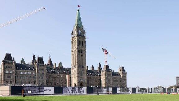 一个阳光明媚的夏日午后渥太华加拿大议会大厦正在翻修