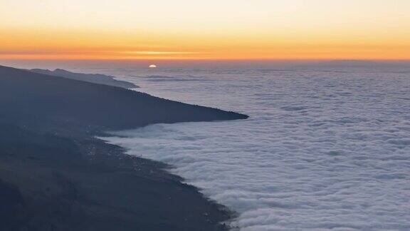 空中背景白天到晚上的时间推移特写日落云层覆盖附近泰德火山特内里费加那利群岛西班牙
