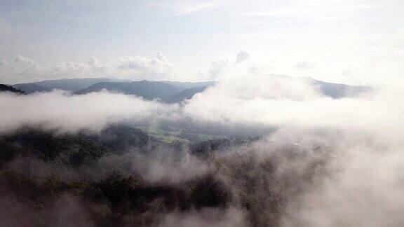 航拍在天空的云朵上在山上