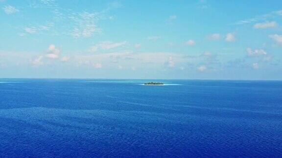 无人机在马尔代夫浅海上空飞行