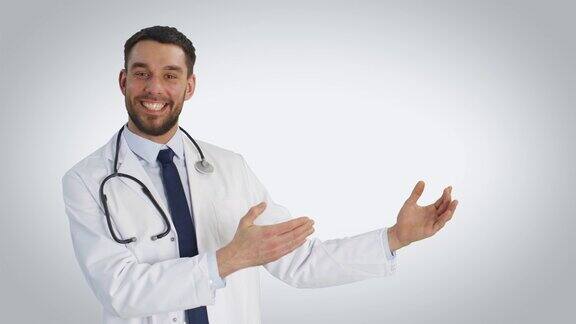 中景一个医生做展示手势和微笑拍摄在白色背景