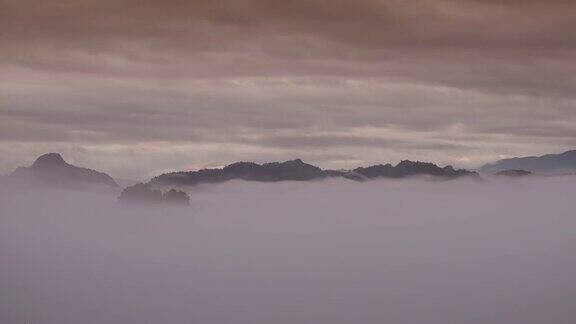 山景与日出的时间流逝和移动的雾自然镜头的背景摄影车拍摄从左到右