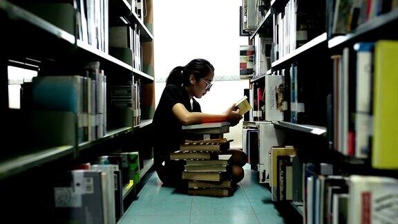 在图书馆看书的女人