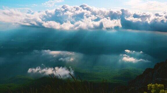 云漂浮在被森林覆盖的青山上时间流逝日落时间