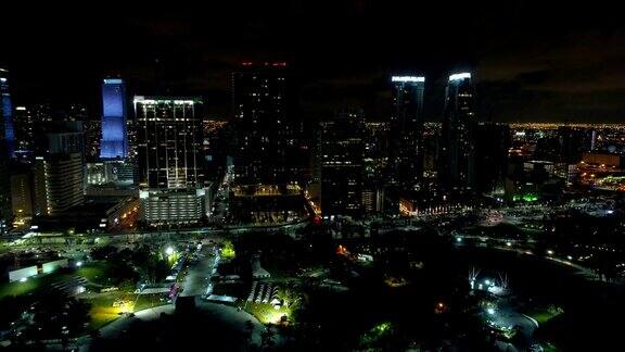库存镜头迈阿密市中心的空中夜景