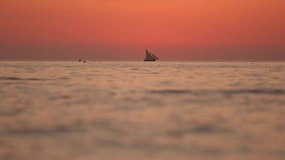 克罗地亚亚得里亚海日落时平静的海面上的帆船