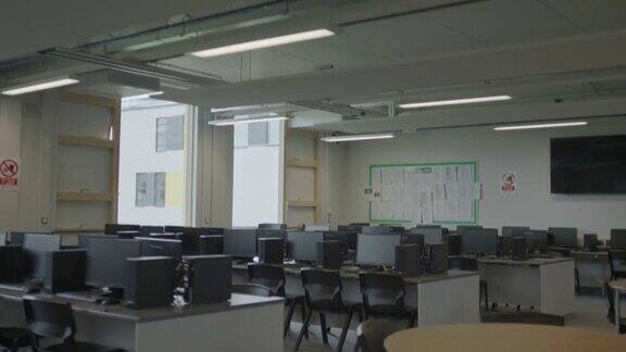 英国中学计算机实验室没有人