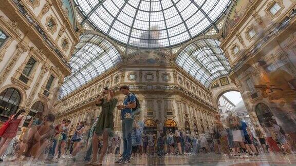时间的流逝在维托里奥埃马努埃莱二世画廊米兰意大利它是意大利米兰最古老的购物中心Galleria是以意大利第一任国王维克托·伊曼纽尔二世命名的