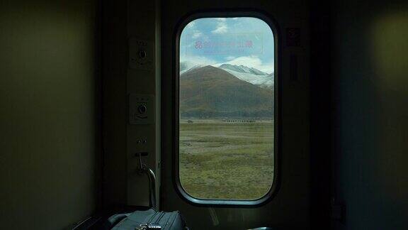 近距离观察:通过一个小窗口可以看到令人叹为观止的西藏风景