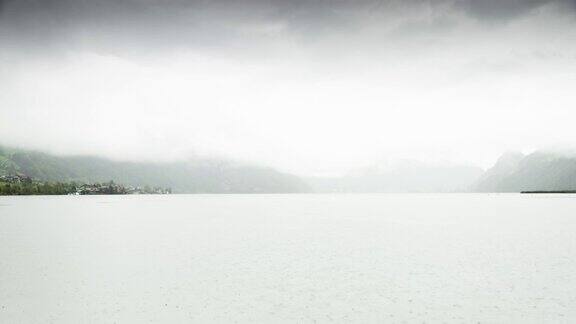雨和云在瑞士湖附近的时间流逝