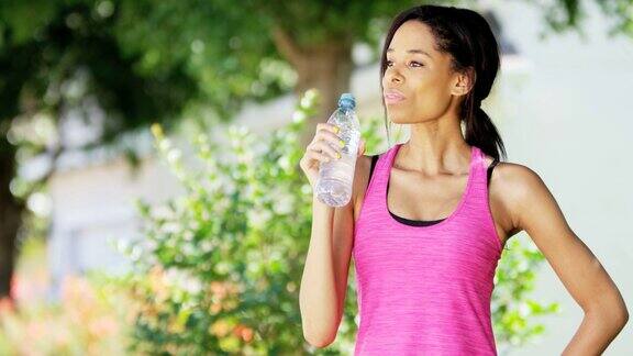 健康的非裔美国女孩健身训练喝水