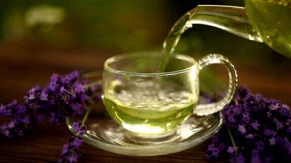 漂亮的茶杯里的绿茶