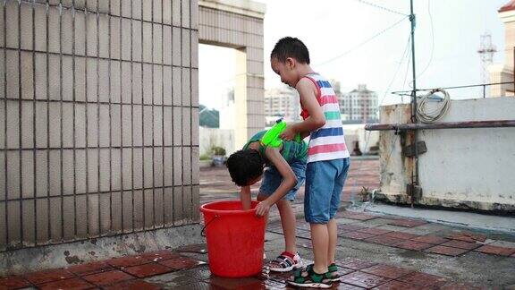 孩子们在玩水枪