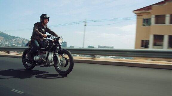 一个男人骑着摩托车穿过城市