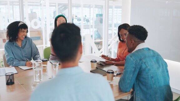 多元化商务人士和愉快的会议为营销团队规划战略和创造性的合作在办公室跨种族团队员工管理和创意小组讨论