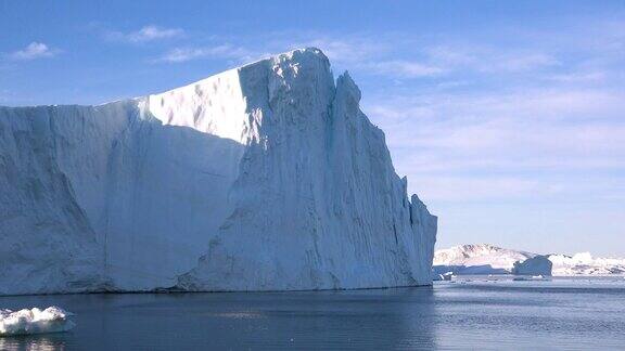 冰山大自然的奇迹巨大的漂浮冰山从融化的南极洲冰川全球变暖和气候变化南极洲和格陵兰岛的雪山和冰岸景观