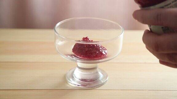 覆盆子果酱放在一个玻璃碟子里