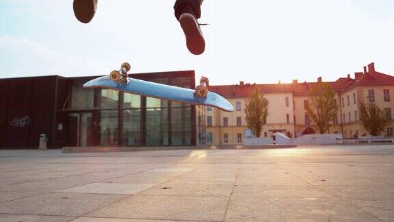低角度:一个面目全非的溜冰者在绕着广场滑行时做翻转动作