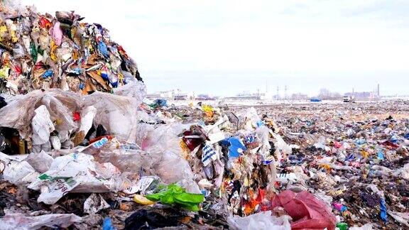 成堆的垃圾塑料包装聚乙烯在垃圾堆里多莉
