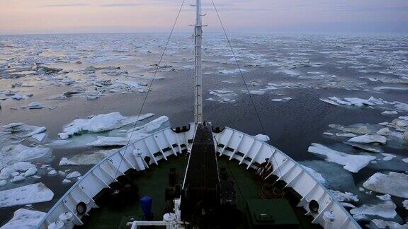 在一个阳光明媚的日子里一艘考察船在冰冷的北冰洋上