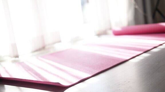  阳光透过白色纱帘的地板铺上粉色瑜伽垫