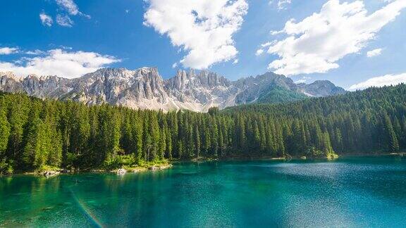 意大利Dolomites的卡瑞萨湖