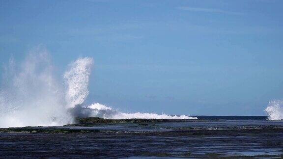 慢镜头海浪撞击海岸岩石溅起巨大水花