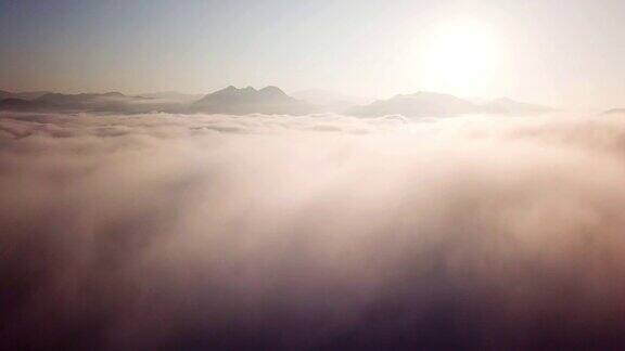 鸟瞰图山和日出之上的云