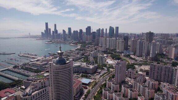 航拍美丽的海岸线和现代城市景观的青岛中国