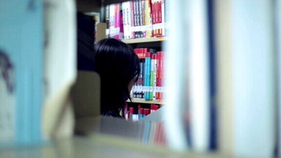 女人在图书馆找书