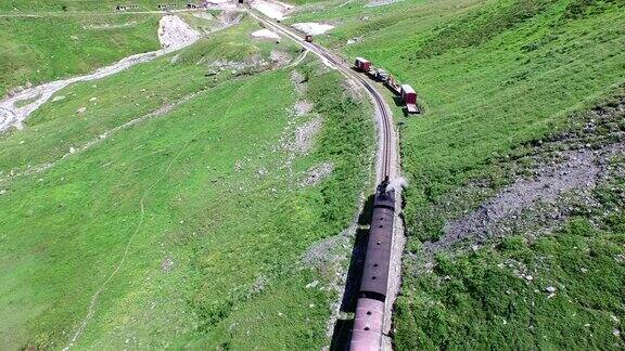 一列蒸汽火车在瑞士阿尔卑斯山的航拍镜头