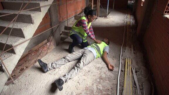 在建筑工地发生事故后一名女子试图救活昏迷的同事