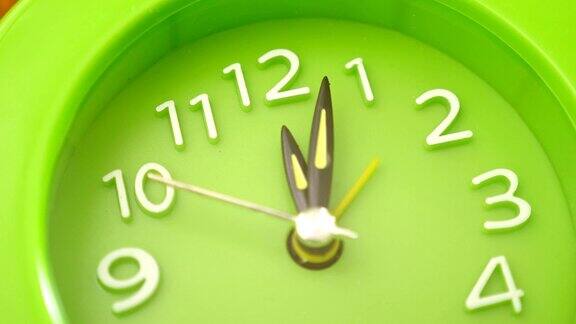 接近绿色时钟时间流逝跳动时间-时间概念截止日期