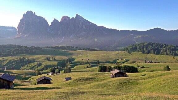 意大利Dolomites的AlpediSiusi夏日日出全景