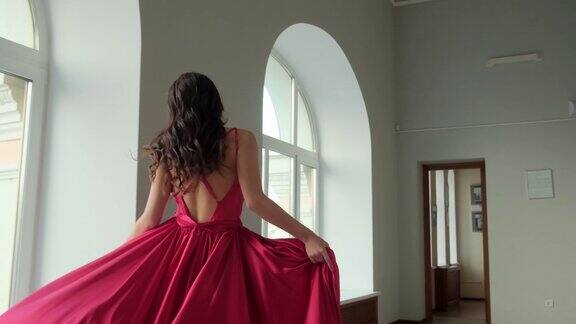穿着红色裙子的漂亮女人时尚和风格概念