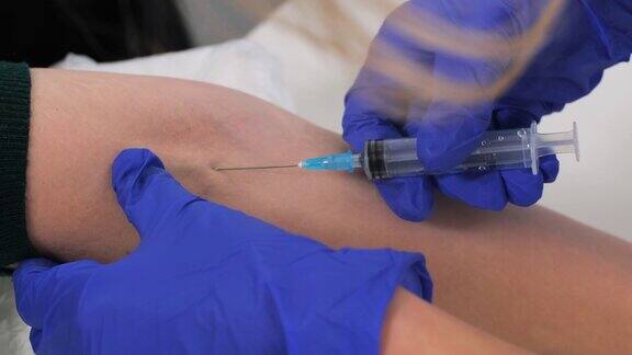 护士双手插入静脉的特写一位戴着蓝色防护手套的医务工作者将从病人的静脉中抽取血液进行分析献血拯救生命