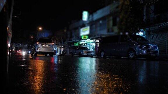 曼谷市内下雨交通的散焦