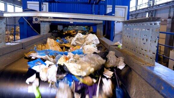 塑料玻璃纸垃圾在回收工厂的传送带上没有人