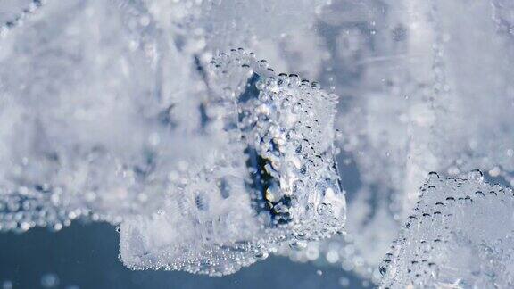 冰块浸泡在冰冷的淡水中的慢镜头